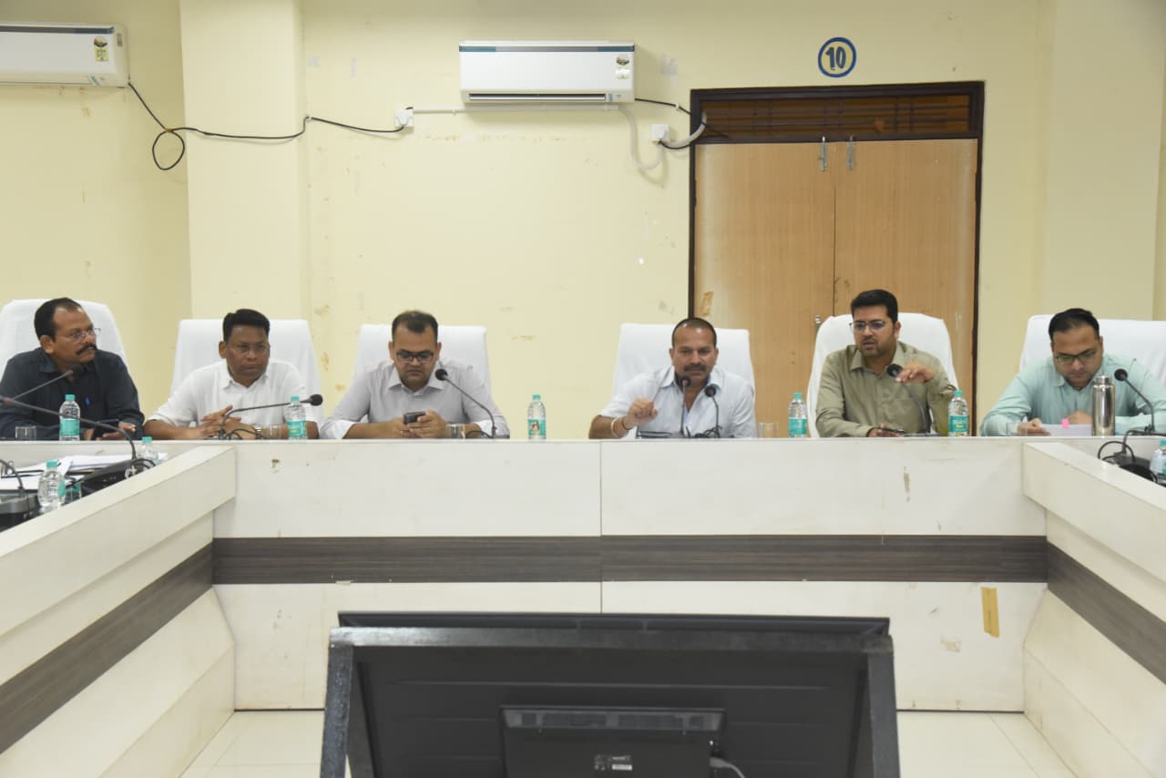 लंबित प्रकरणों के निराकरण में देरी ना हो, आमजन के हित को ध्यान रख करें कार्य -कलेक्टर श्री विलास भोसकर पीएम जनमन योजना अंतर्गत विकास कार्यों की ली गई जानकारी, समय सीमा में गुणवत्तापूर्ण निर्माण कार्य पूर्ण करने दिए निर्देश सप्ताहिक समय सीमा की बैठक सम्पन्न